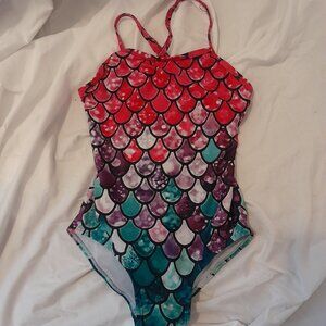 Honisen girls' one-piece swimsuit with a multicolored mermaid scale pattern